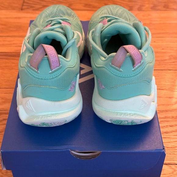 Giannis Immortality 2, basketball sneaker, kids size 6. Very good condition. - Picture 2 of 9